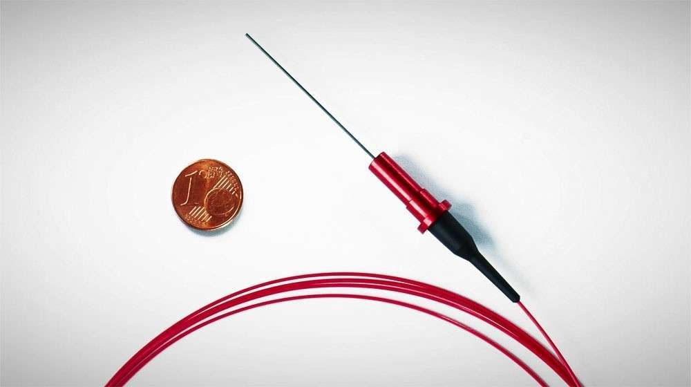Miniaturisierte Messsonde neben Cent-Stück