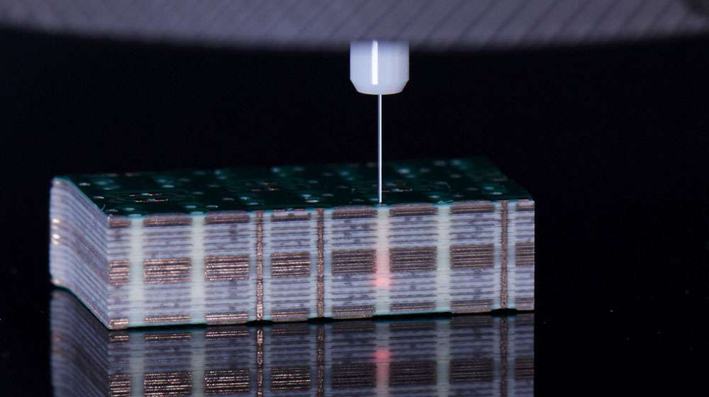 Rauheitsmessung in der Innenbohrung einer Multilayer-Platine